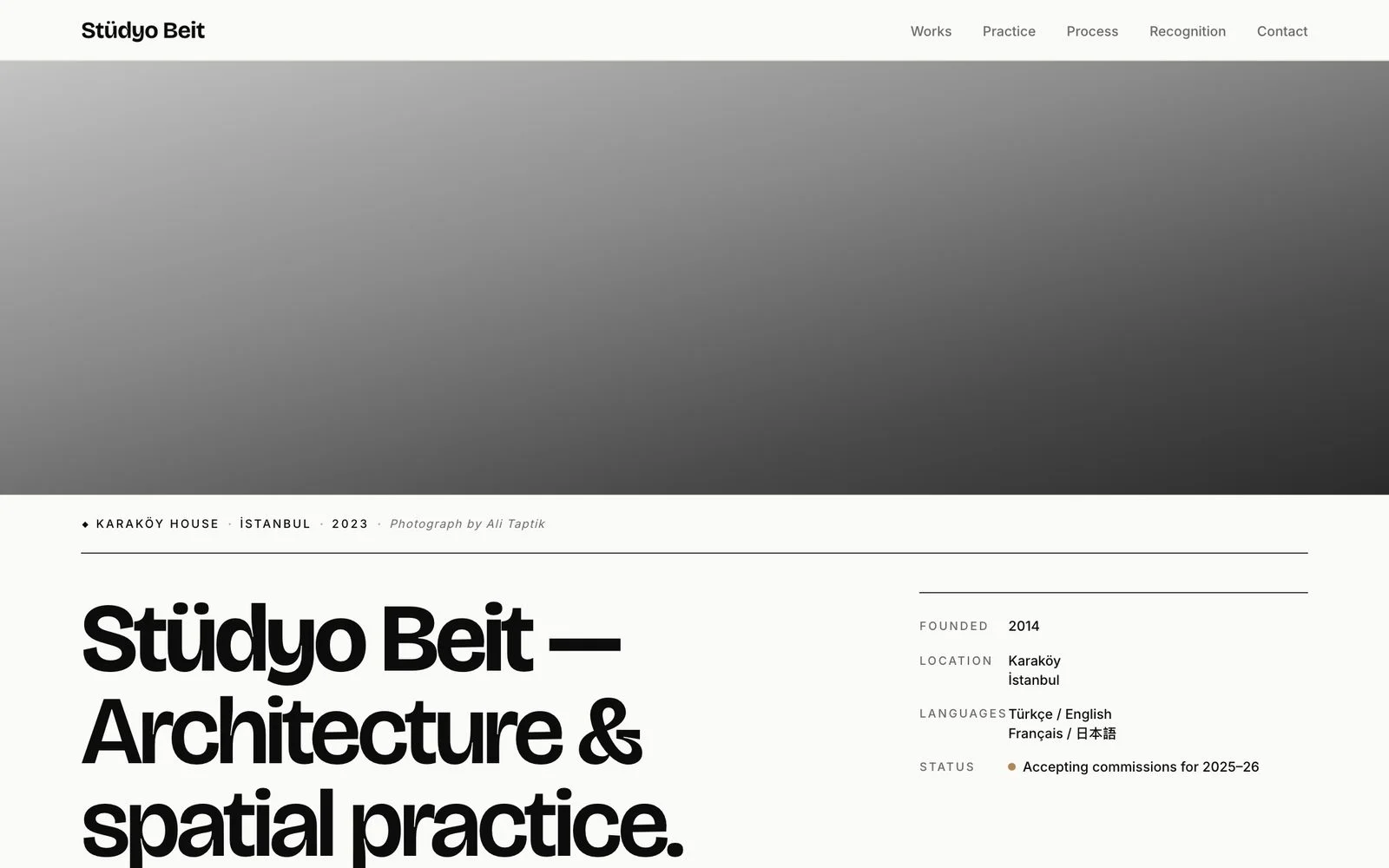 Studio — Noir et blanc architectural